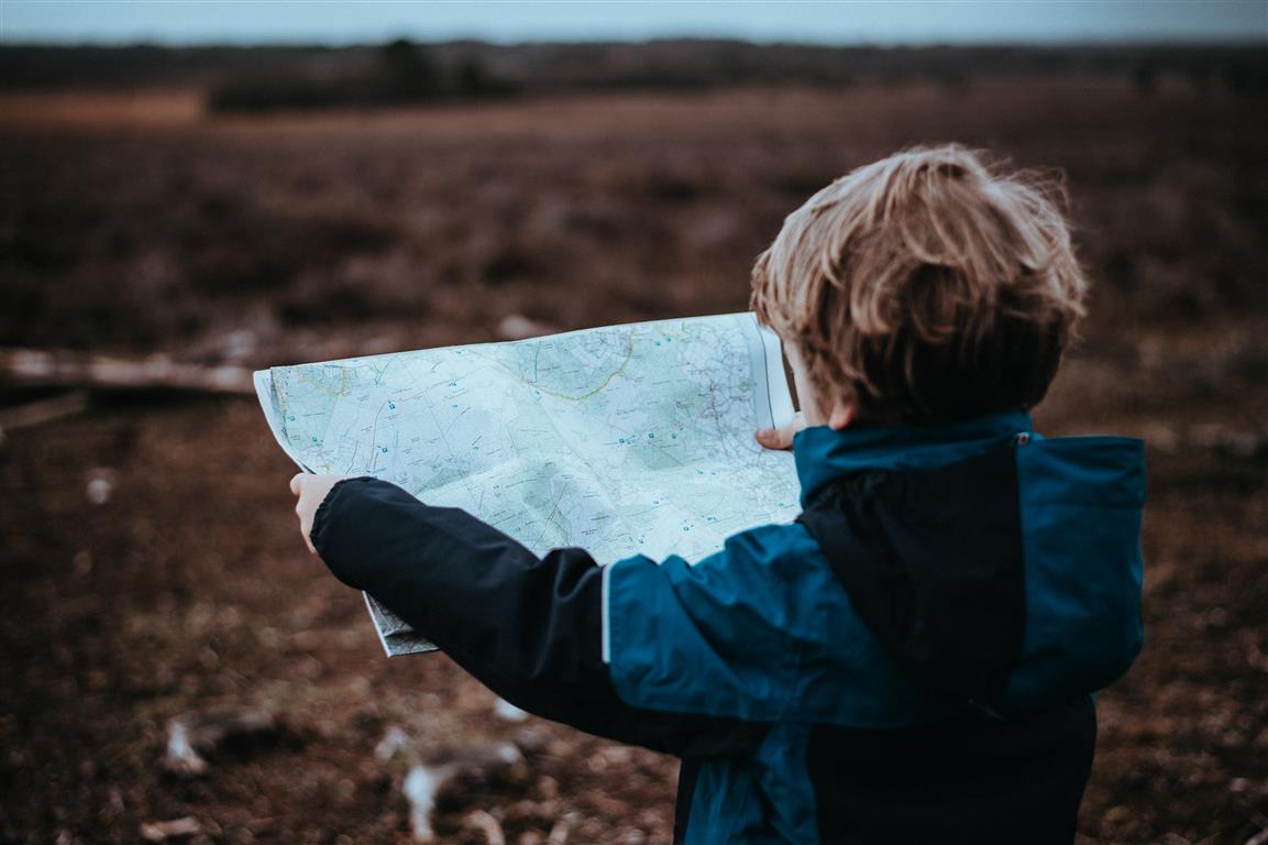Chłopiec ogląda mapę terenu, Photo by Annie Spratt on Unsplash