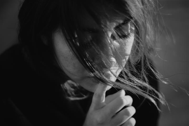 Czarno-białe zdjęcie dziewczynki wykonującej gest bądź cicho, autor Gabriel Benois